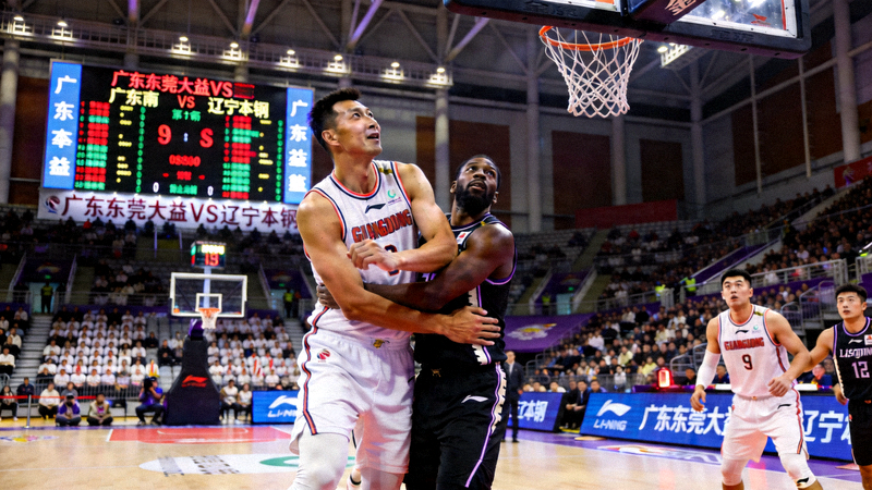 CBA广东东莞大益队对阵辽宁本钢队高清直播画面 - 易建联篮下防守